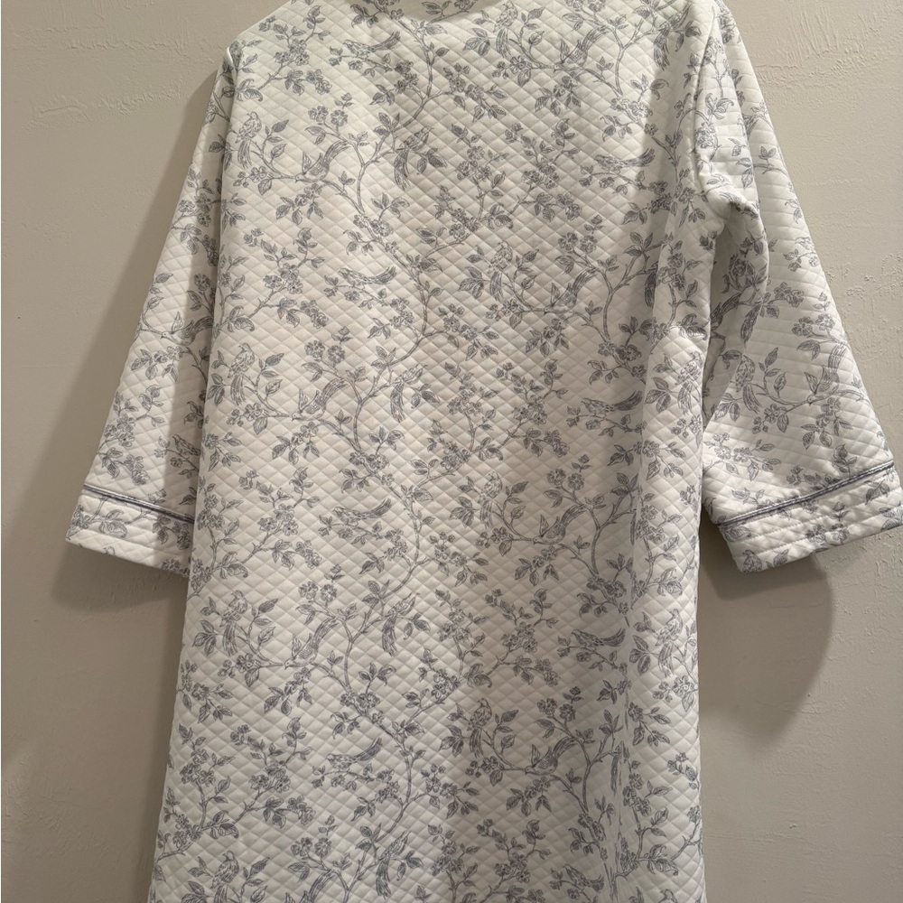 Chic White Patterned Women's Robe - Picture 6 of 7